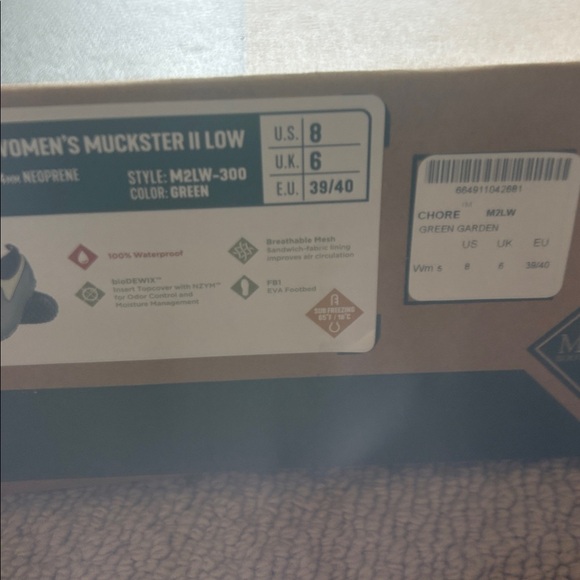 Women’s Muckster II Low-NWT-Size 8 - Picture 2 of 4